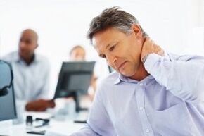Hals Schmerz wéinst Osteochondrose